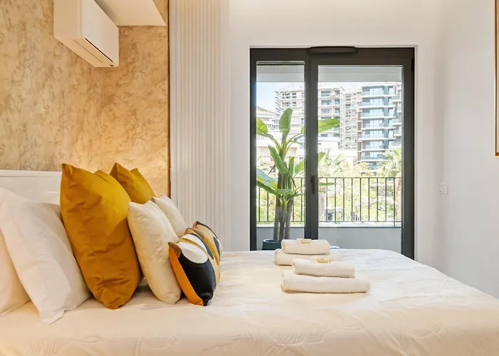 Oceans Glow By Homie 丰沙尔